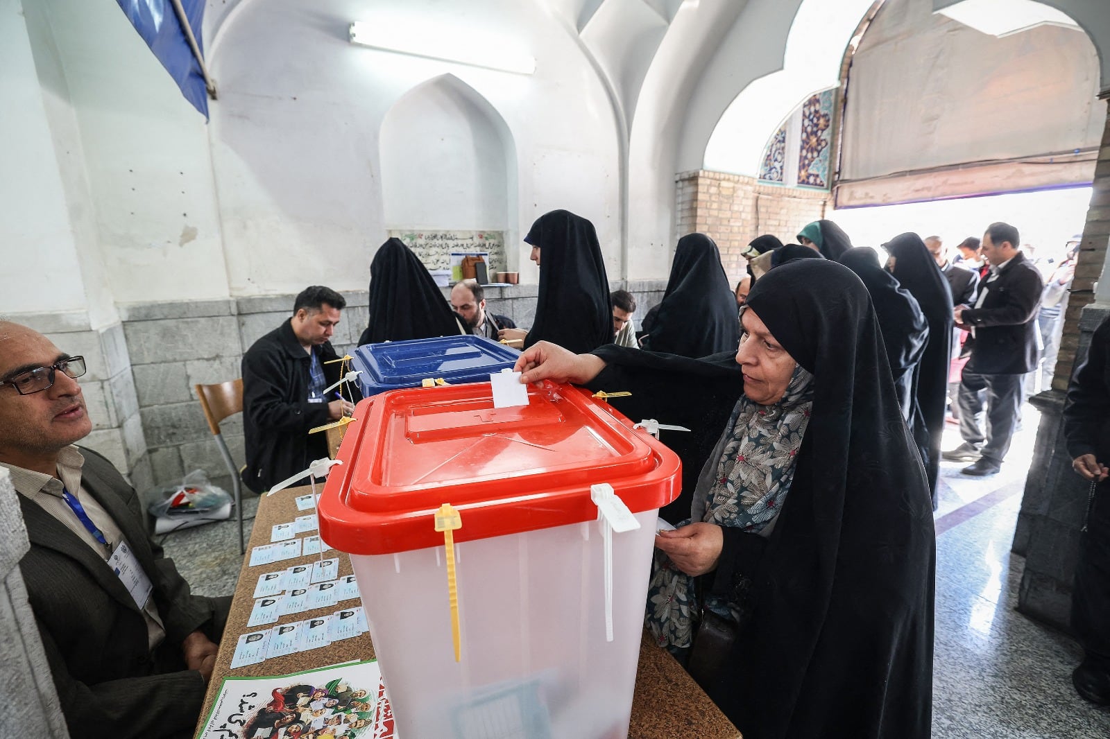 Los buzones electorales son transparentes en Irán.