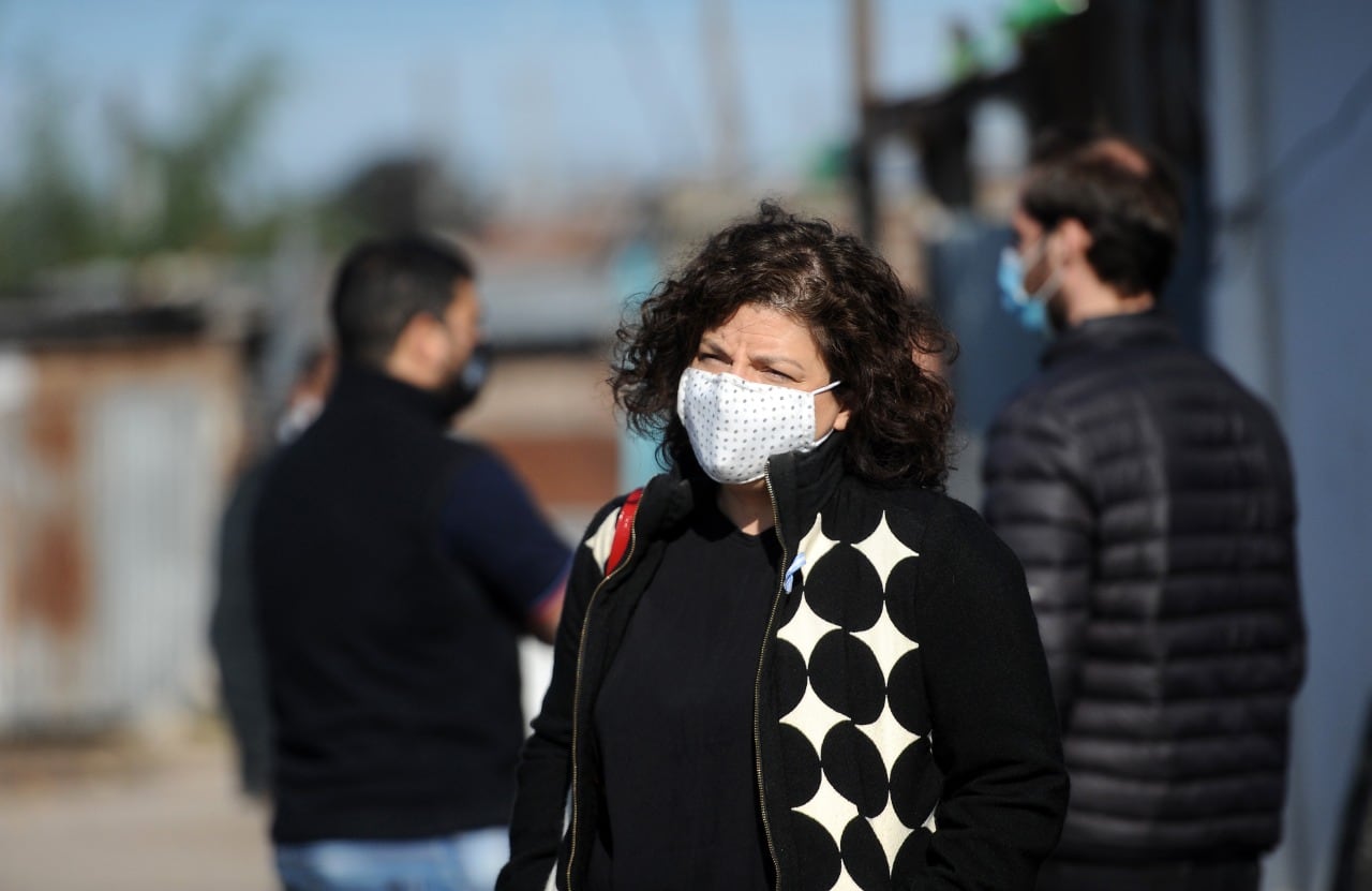 La viceministra Carla Vizzotti viajó a Rusia para conocer las pruebas de la vacuna.