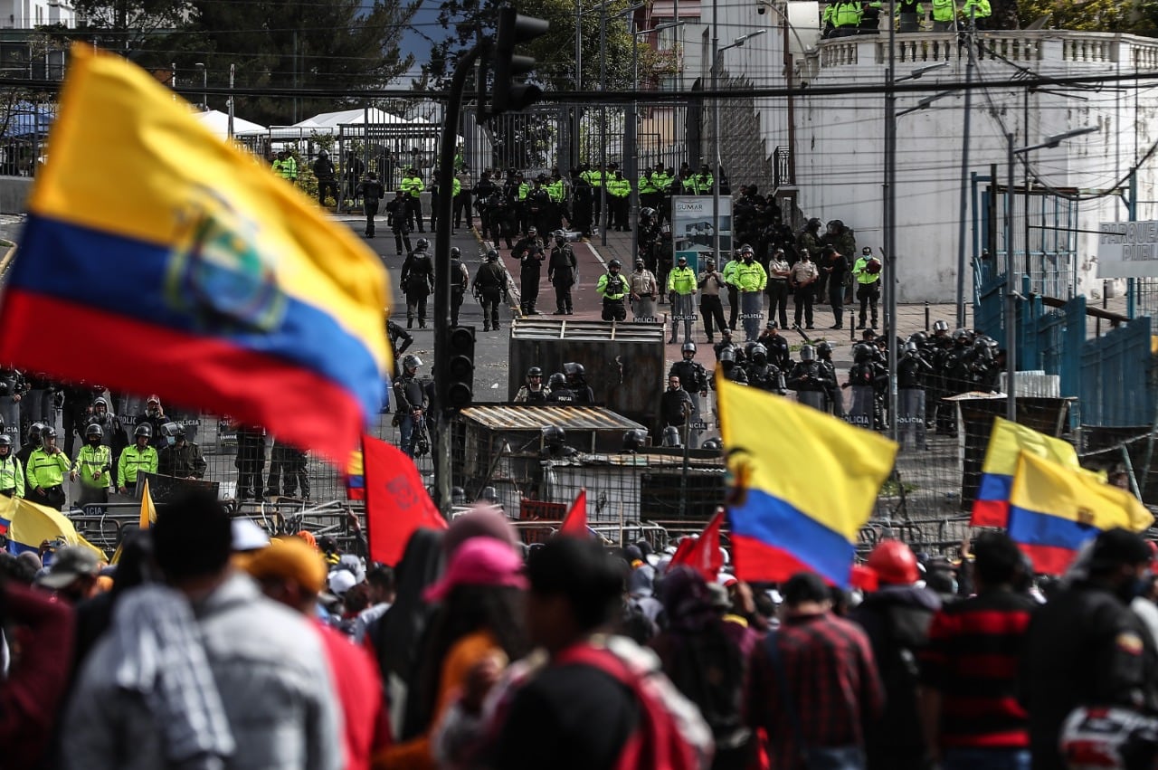 Manifestantes rodean el edificio de la Asamblea mientras esperan el juicio político a Lasso. 