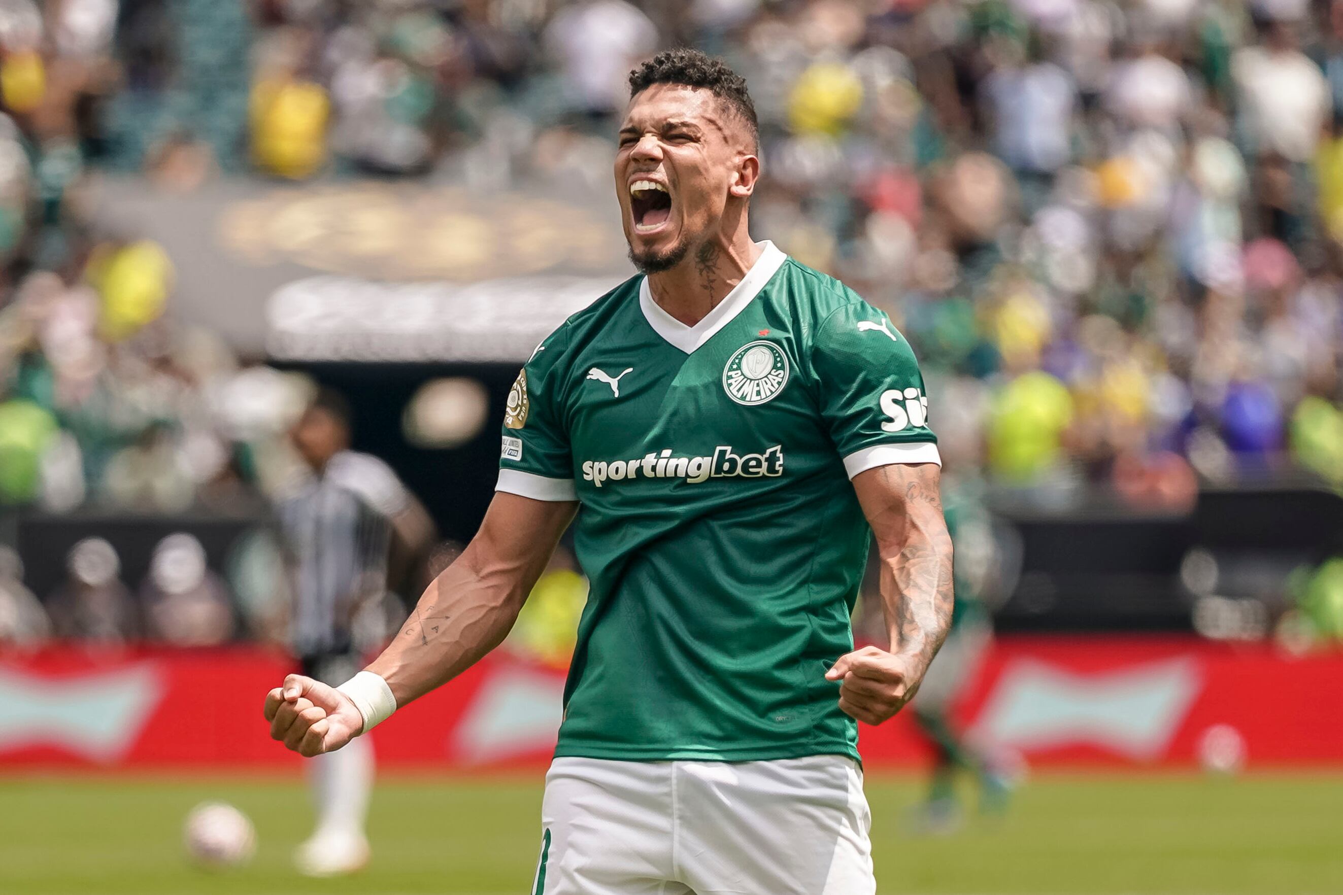 Paulinho marcó después de escaparse de la defensa del Botafogo