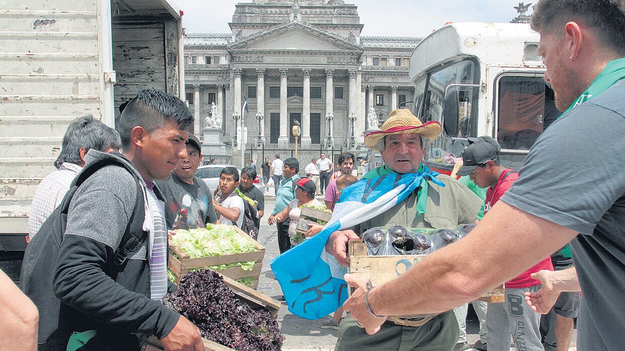 Los pequeños productores protestaron y a la vez se solidarizaron con los jubilados.