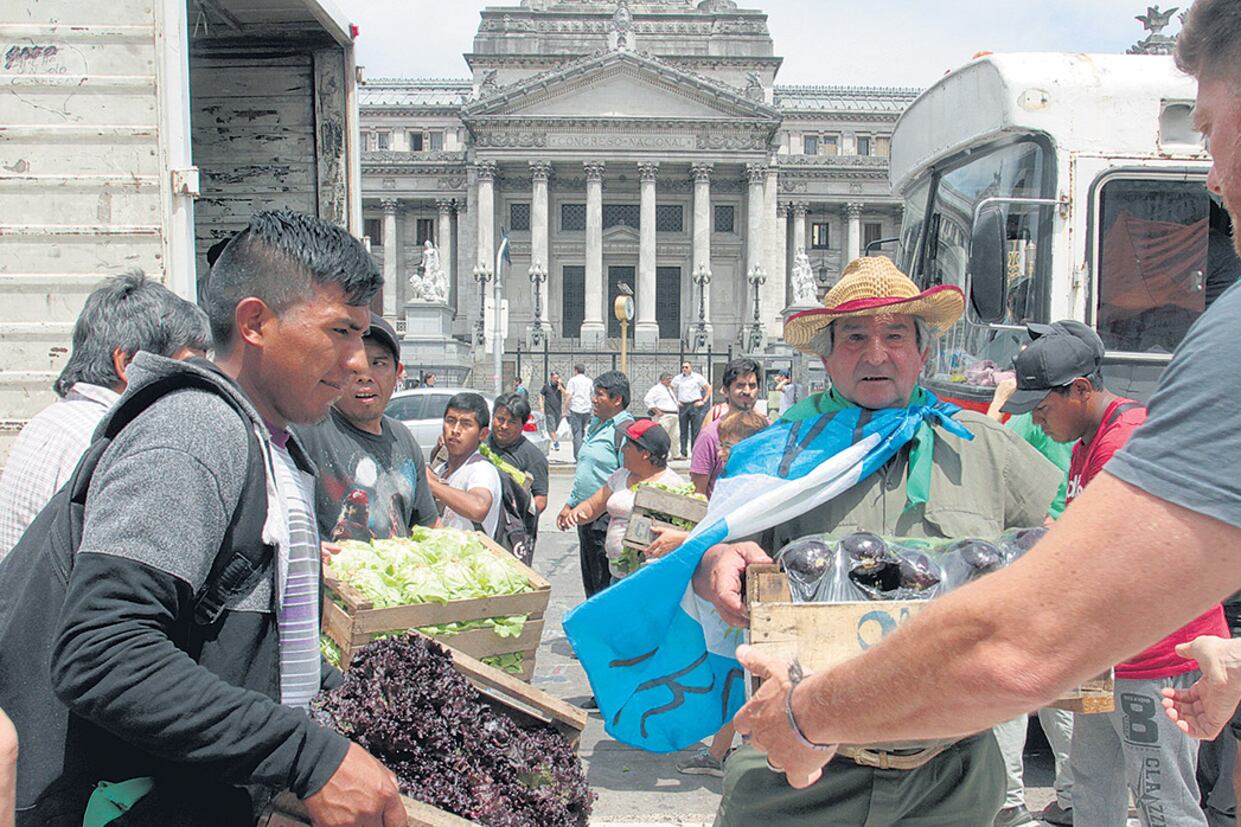 Los pequeños productores protestaron y a la vez se solidarizaron con los jubilados.