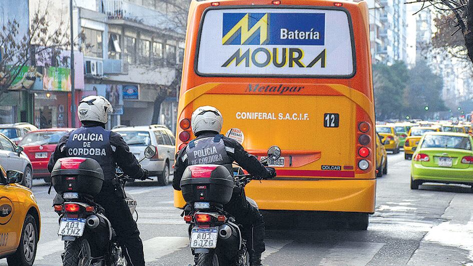 Unos pocos colectivos circularon ayer en Córdoba con custodia.