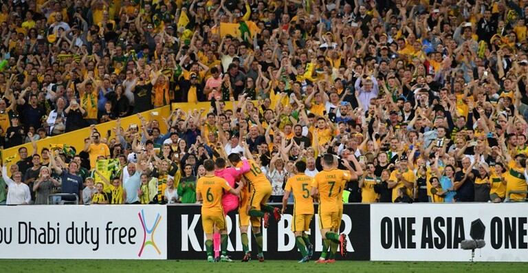 Los australianos celebran uno de los goles en la victoria que les dio el pasaje a Rusia.