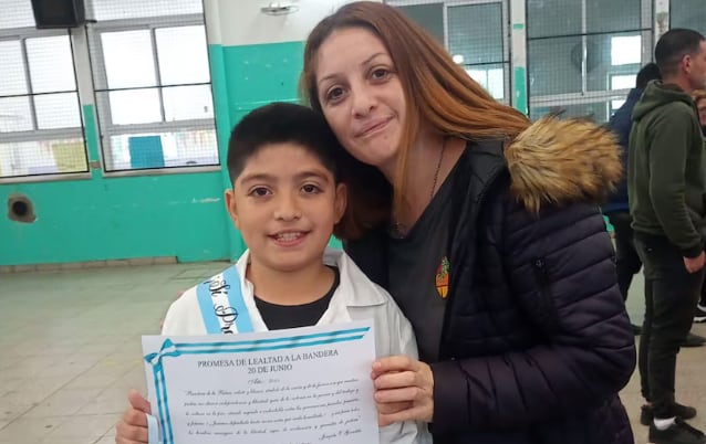 Bastián junto a su mamá, en un acto escolar