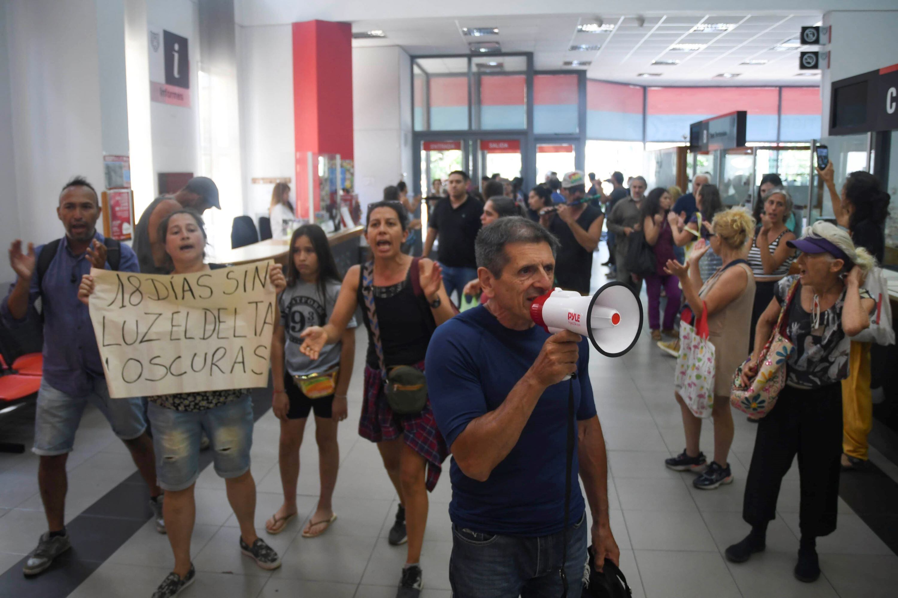 Los vecinos del Delta se acercaron a la Municipalidad de Tigre para protestar por la falta de suministro eléctrico