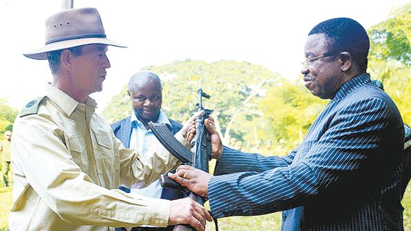Funcionarios congoleños entregan un rifle a un empleado de WWF en el Parque Nacional de Salonga.