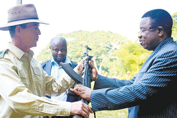Funcionarios congoleños entregan un rifle a un empleado de WWF en el Parque Nacional de Salonga.