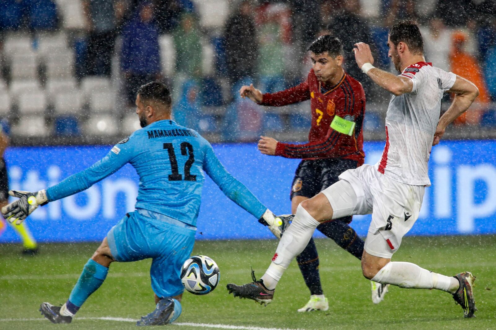 El goleador Morata, que anotó un triplete para España