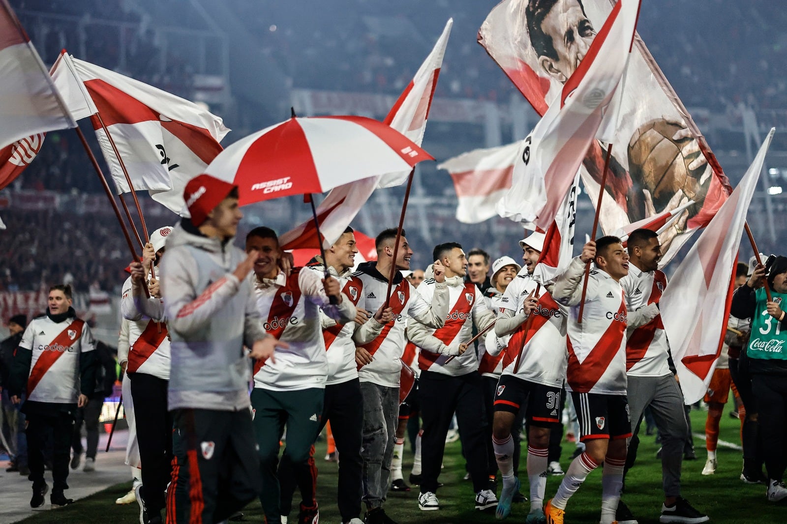 La vuelta olímpica de los jugadores, con las camisetas y las banderas