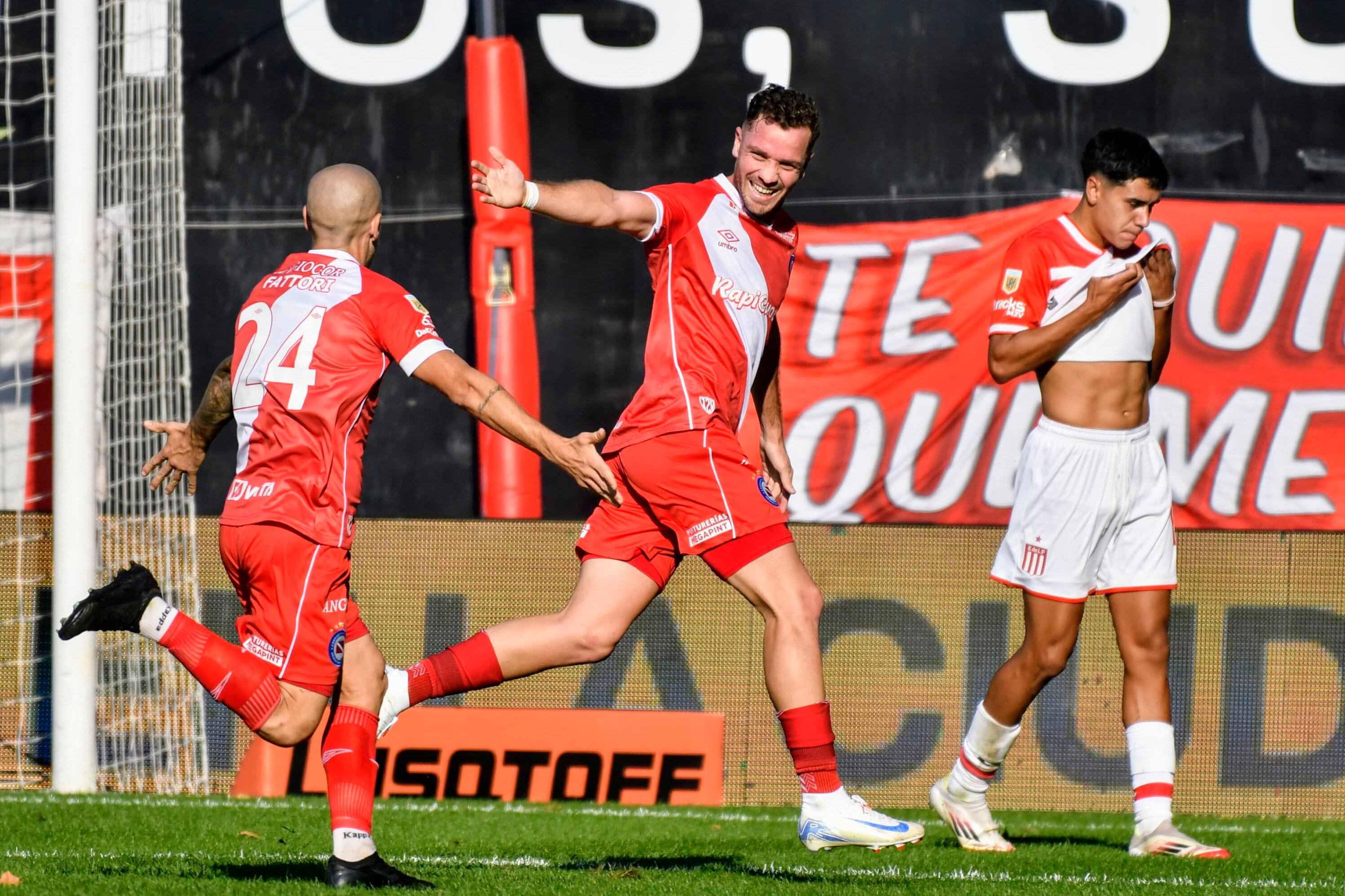 Molina celebra el primero de sus dos goles frente a Estudiantes