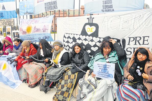 Los familiares de los submarinistas siguen encadenados en la Plaza de Mayo en reclamo de respuestas.