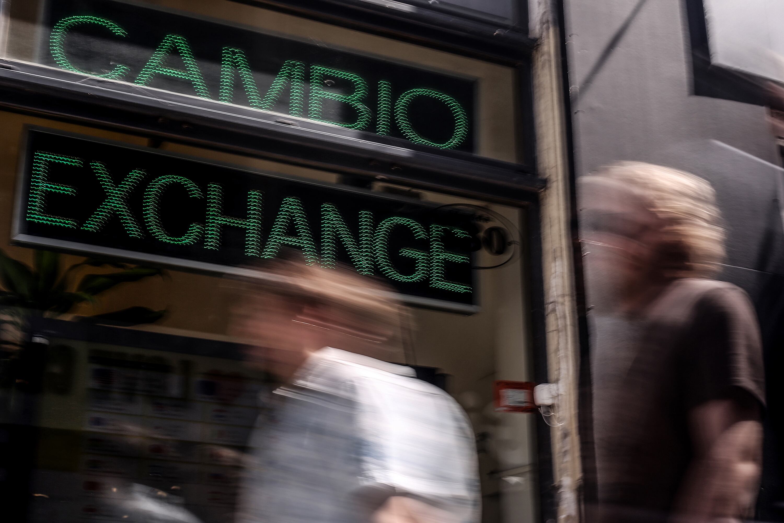 Los pesos que reciben exportadores luego de liquidar sus dólares se vuelven a transformar en divisas en el mercado paralelo.