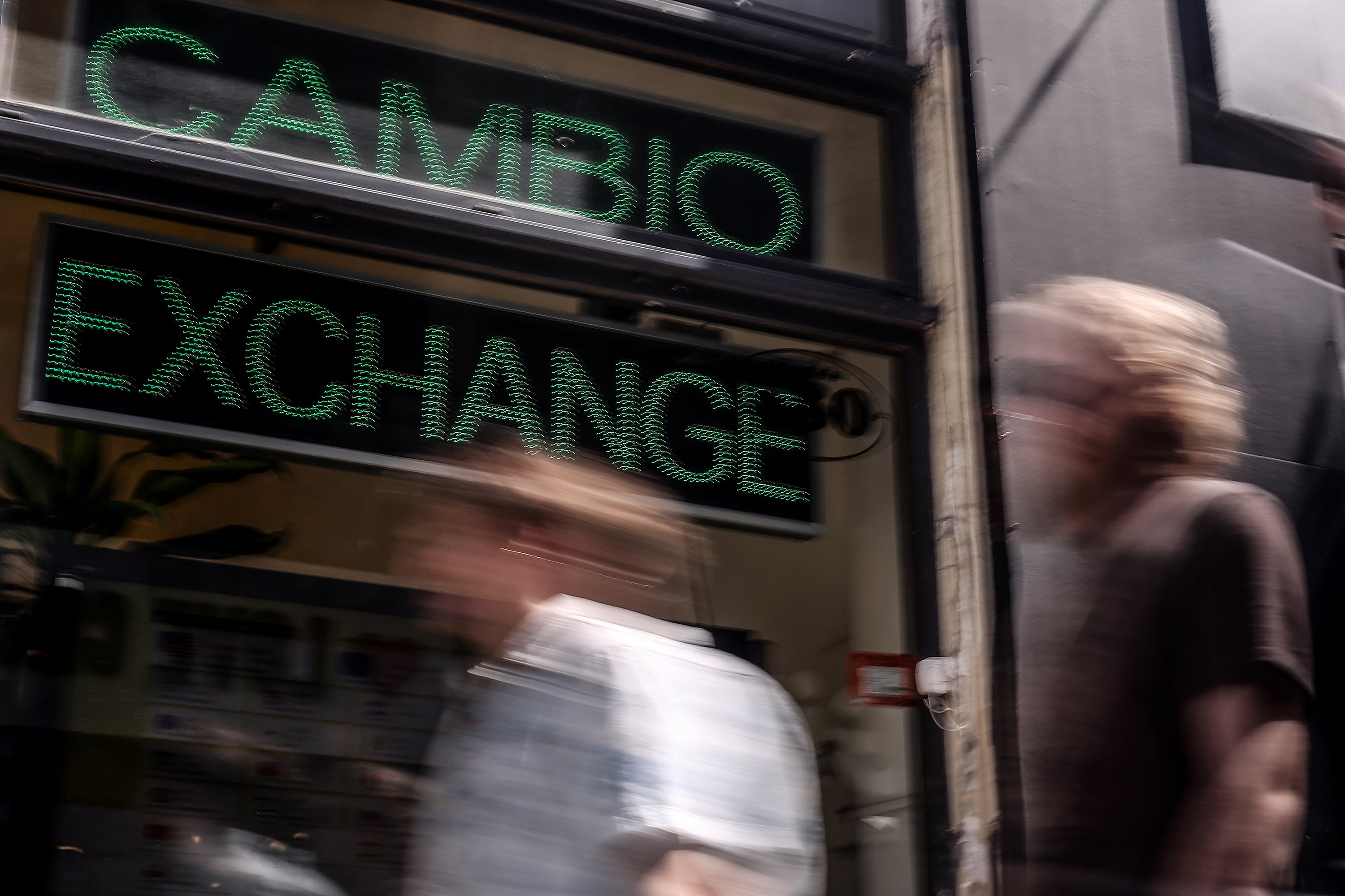 Los pesos que reciben exportadores luego de liquidar sus dólares se vuelven a transformar en divisas en el mercado paralelo.