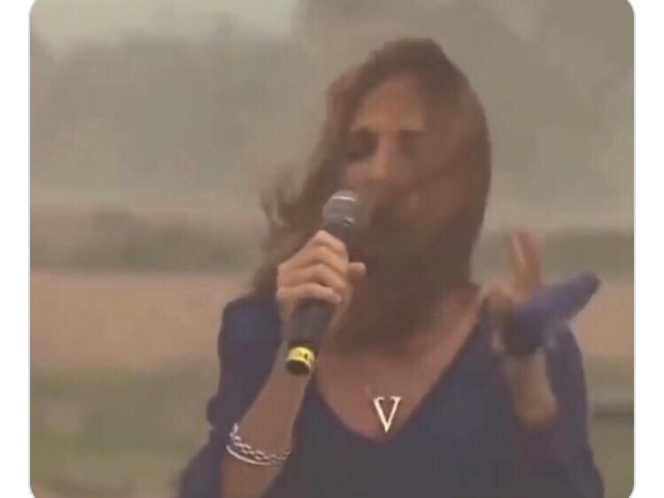 Tolosa Paz, en plena tormenta de viento.