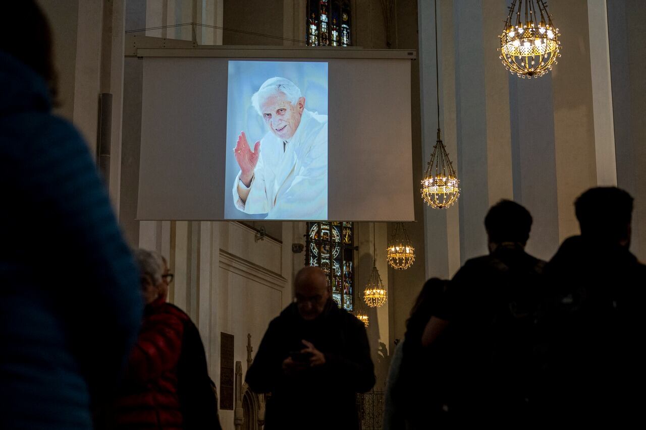 Misa dedicada al papa Benedicto XVI en la catedral de Múnich.