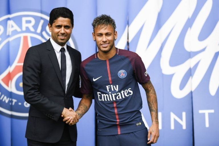 Neymar ya se probó la camiseta de su nuevo equipo.