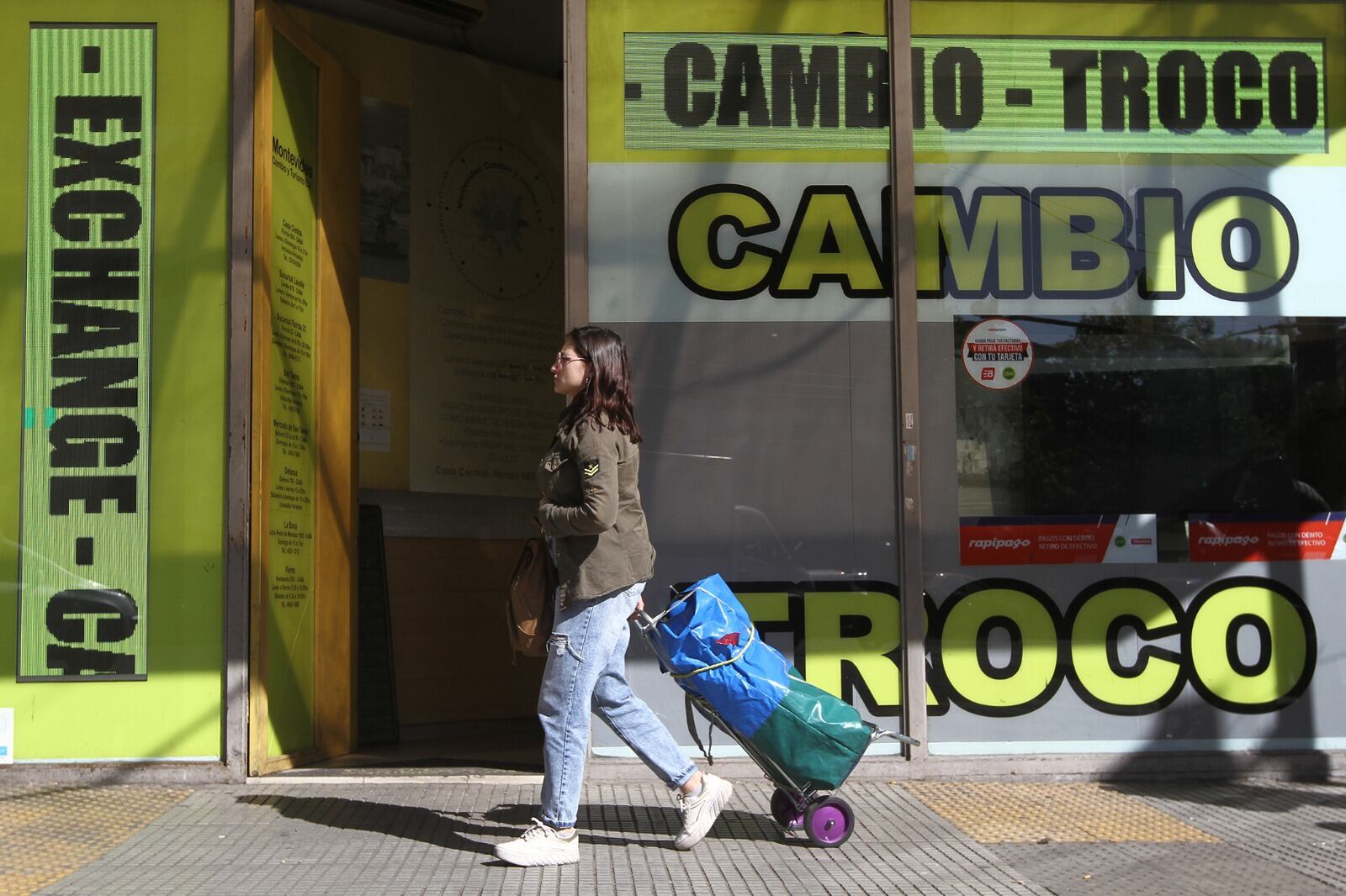 Pocas operaciones en divisas. Suben los dólares financieros ante escasez de oferta.