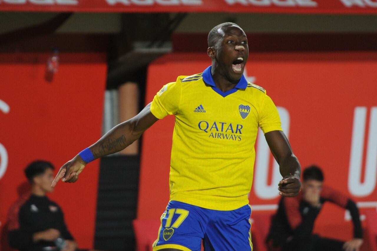 Advíncula festeja el gol del 1 a 0 ante Estudiantes. La casaca amarilla: un partido jugado, uno ganado. Suficiente como para reincidir