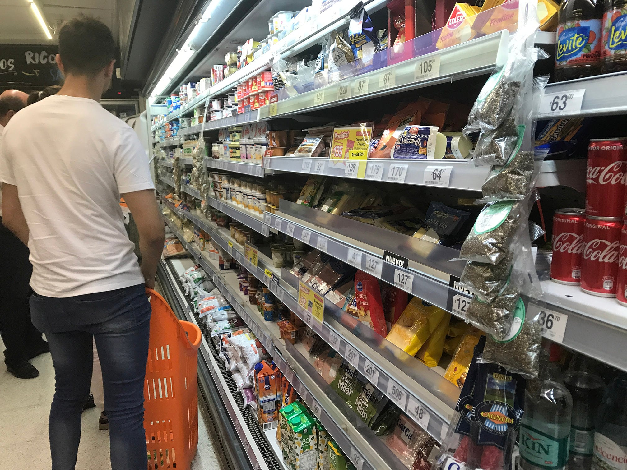 Aceite, harina y azúcar, los rubros con mayores aumentos, según mayoristas y almaceneros.