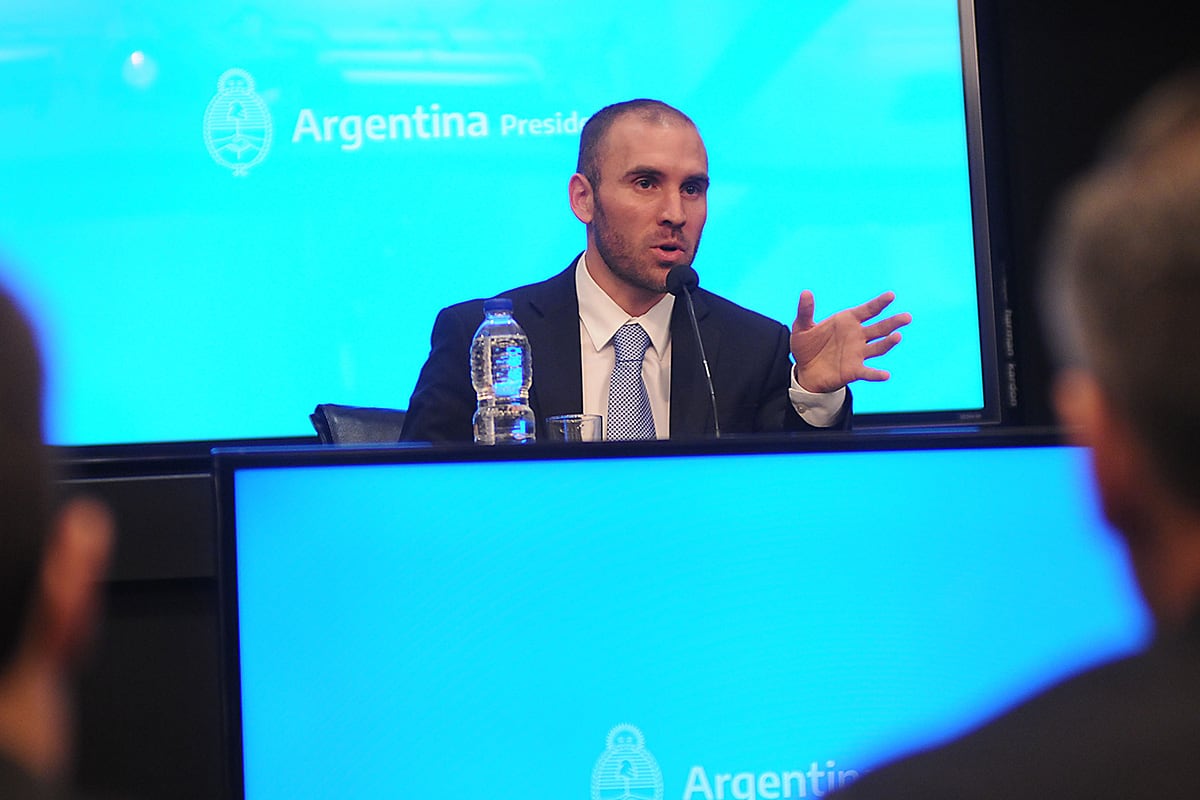 Martín Guzmán, ministro de Economía, está evaluando cambios en los contratos de los bonos.