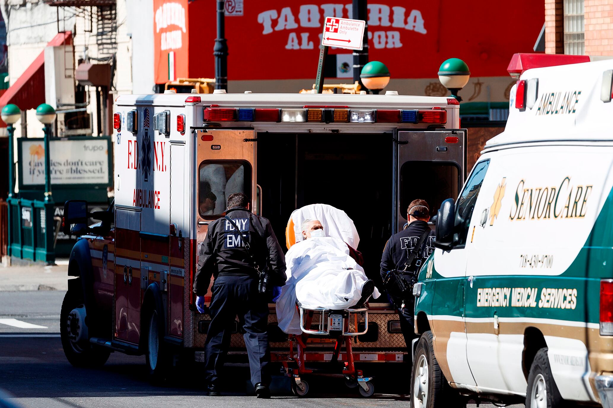 Bomberos de Nueva York transportan a un enfermo de coronavirus.