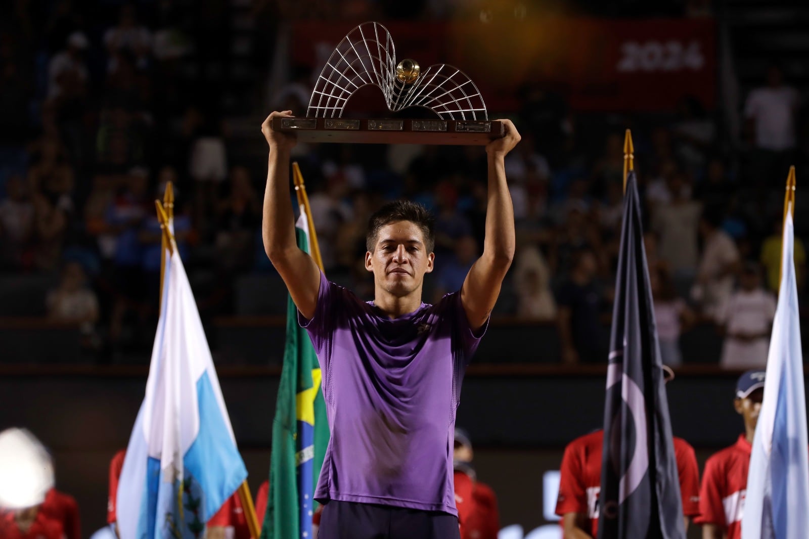 Báez muestra el trofeo del ATP 500 de Río de Janeiro.