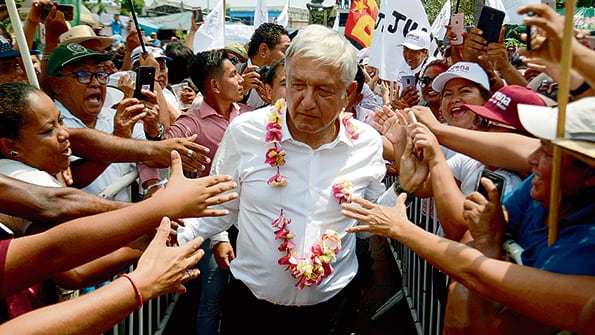 López Obrador se dio un baño de multitudes en San Marcos, estado de Guerrero, durante la campaña presidencial en mayo pasado.