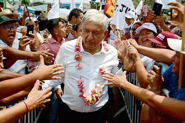 López Obrador se dio un baño de multitudes en San Marcos, estado de Guerrero, durante la campaña presidencial en mayo pasado.