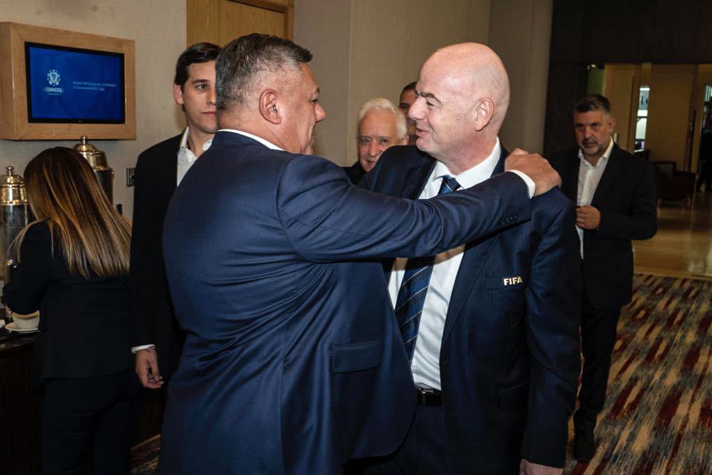 El presidente de la AFA y un abrazo con el presidente de la FIFA.