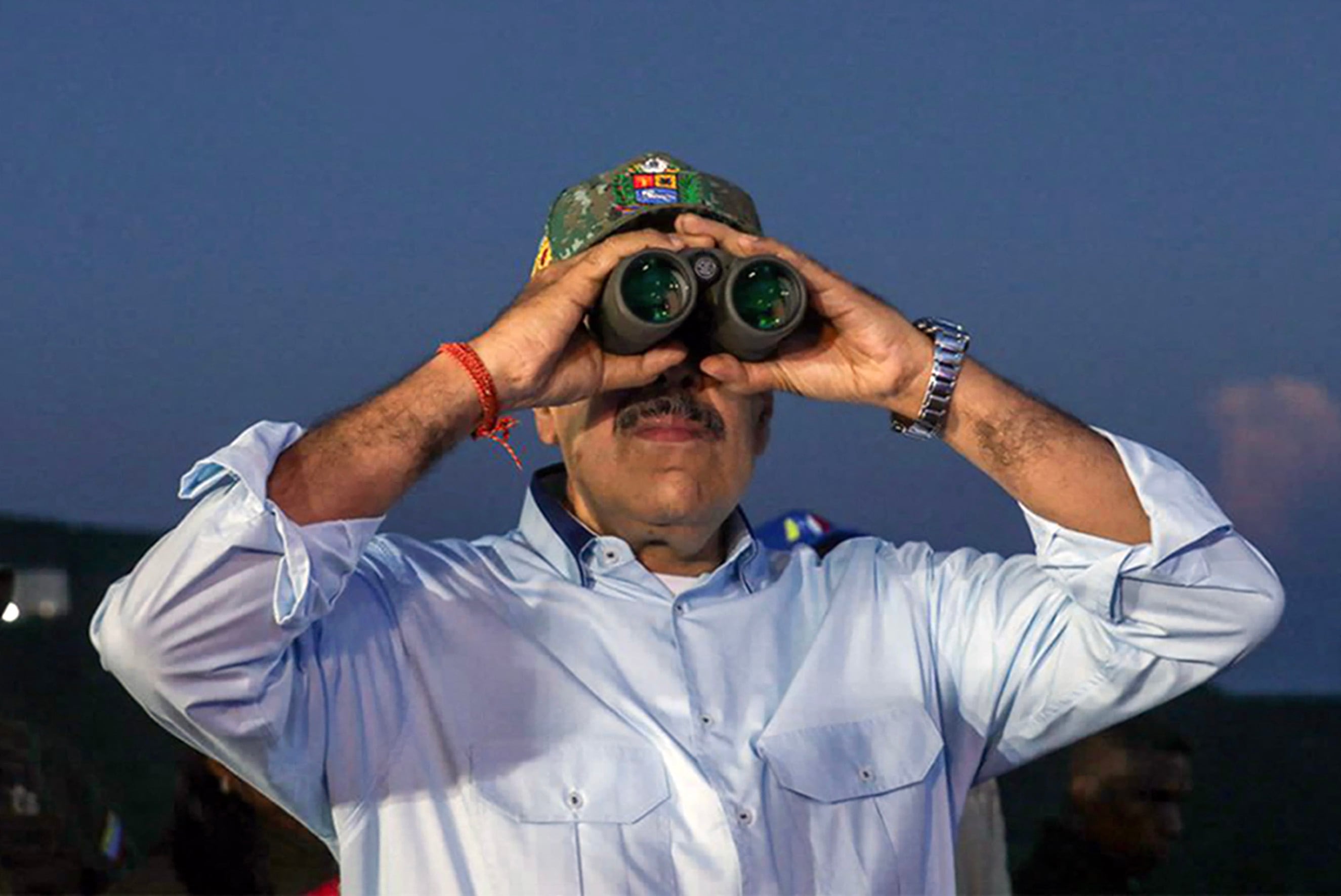 Maduro observa maniobras militares en el Caribe venezolano. 