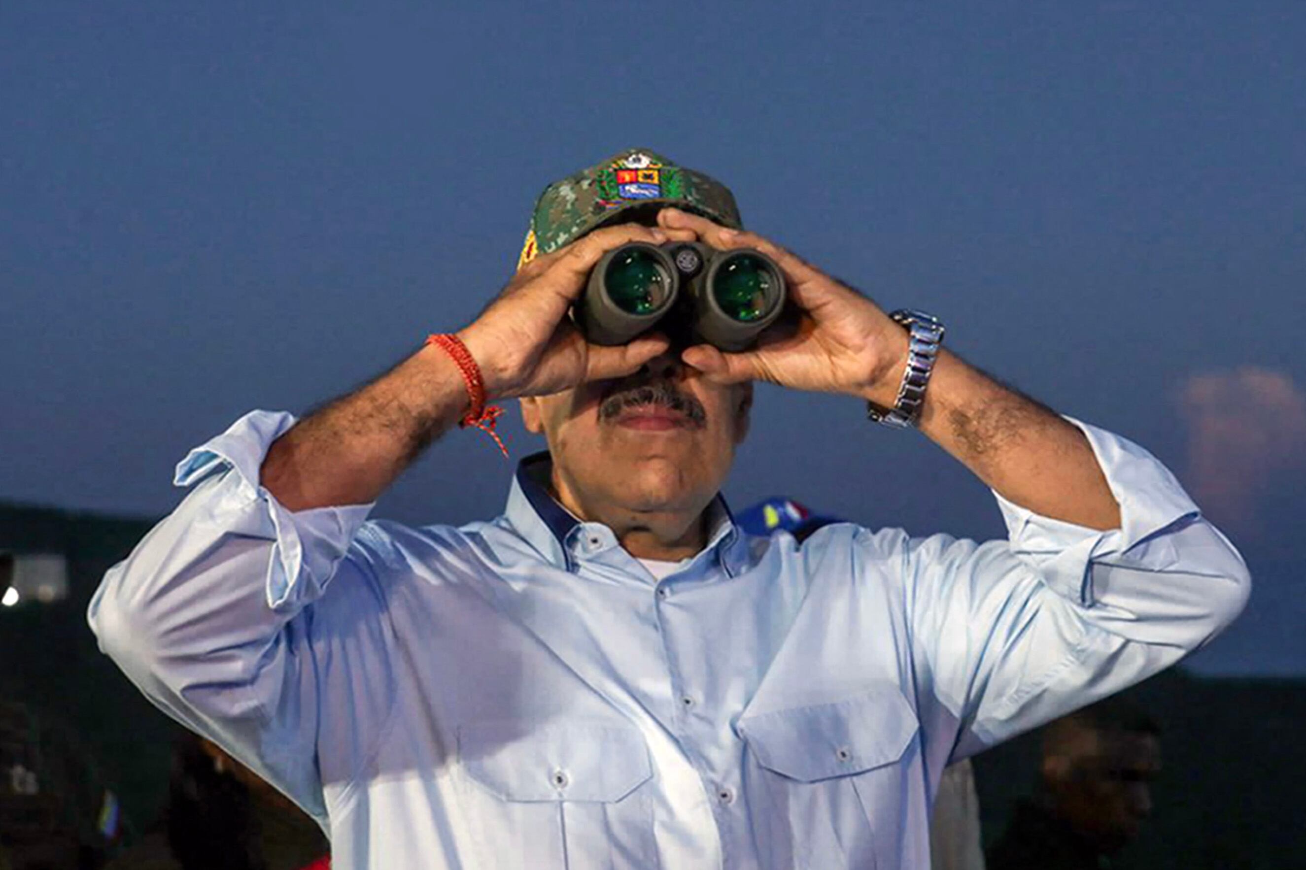 Maduro observa maniobras militares en el Caribe venezolano.