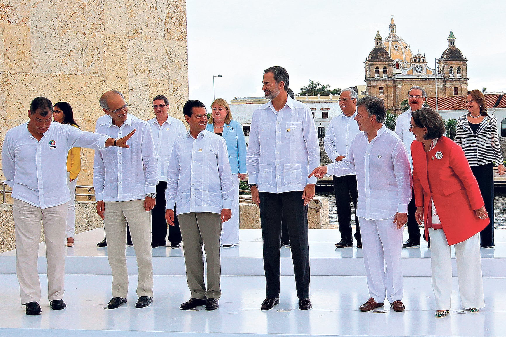 Los presidentes Correa, Peña Nieto y Santos y funcionarios posan para la foto oficial.