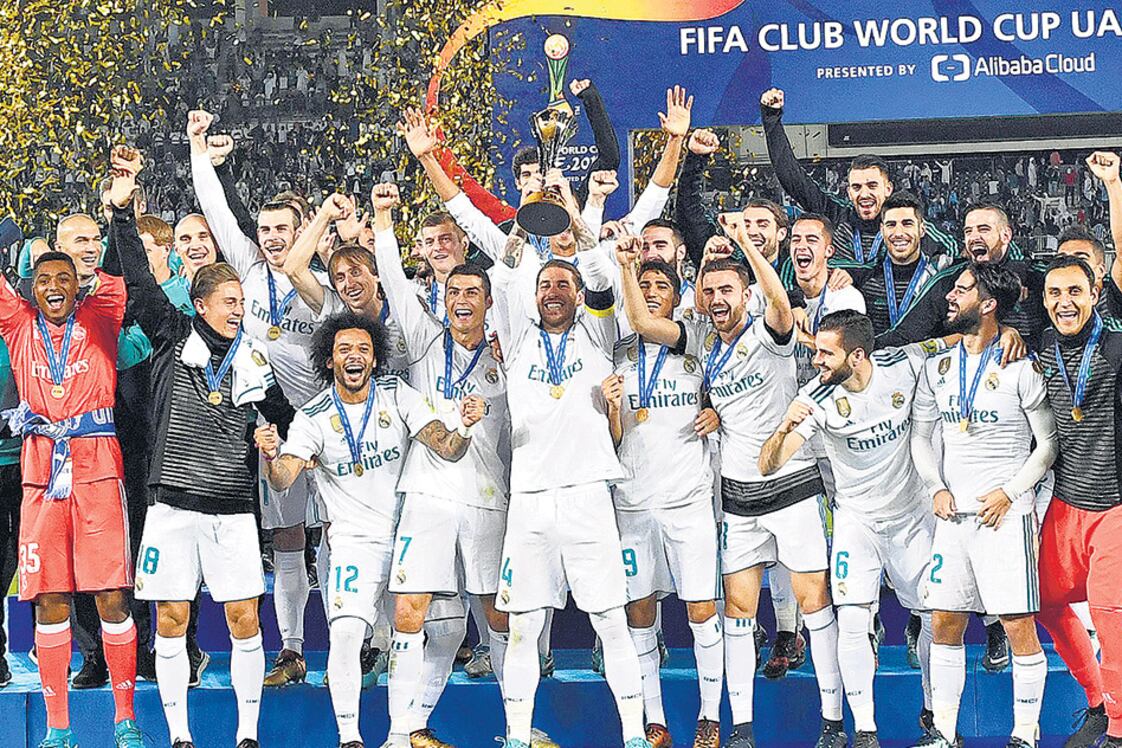 Rodeado por sus compañeros, Ronaldo levanta el trofeo ganado en el Mundial de Clubes.