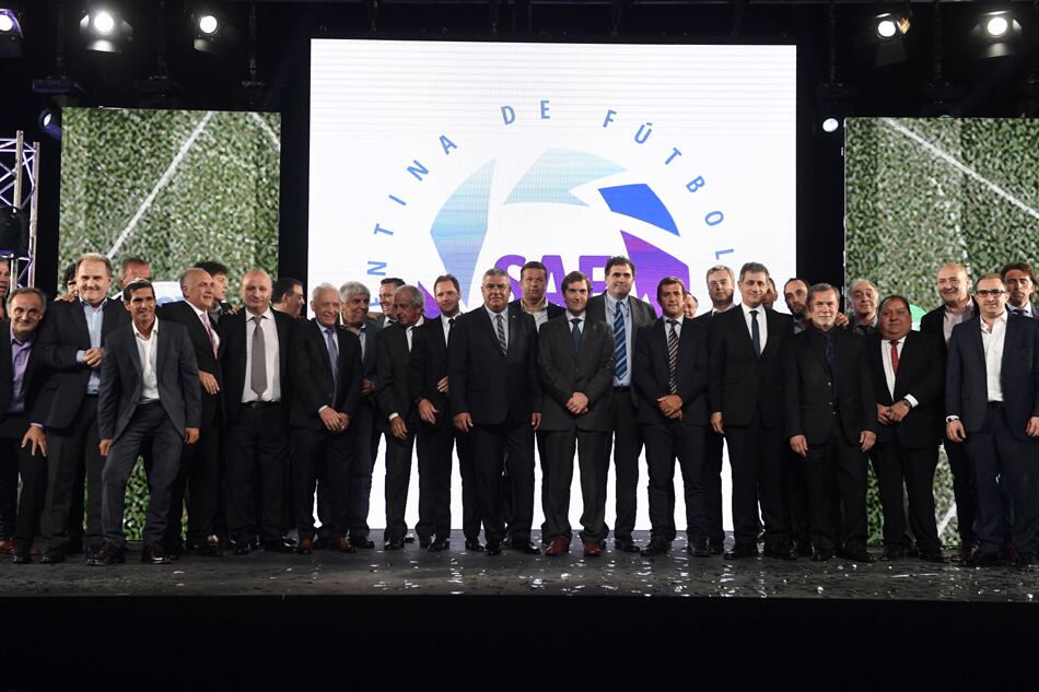 Claudio "Chiqui" Tapia y Marcelo Elizondo, CEO de la Superliga, en el centro de la escena.