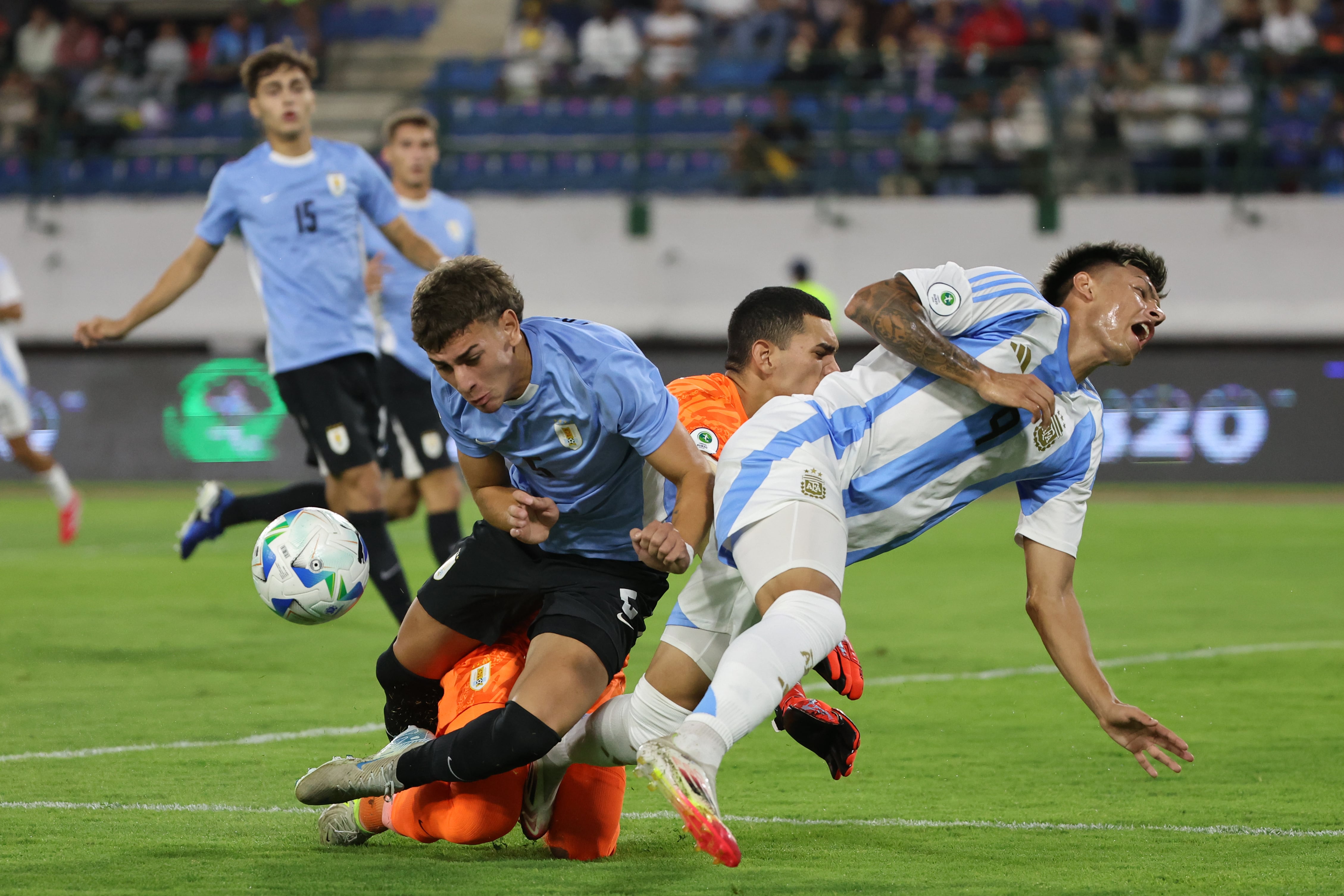 El momento de la lesión de Ruberto frente a Uruguay.