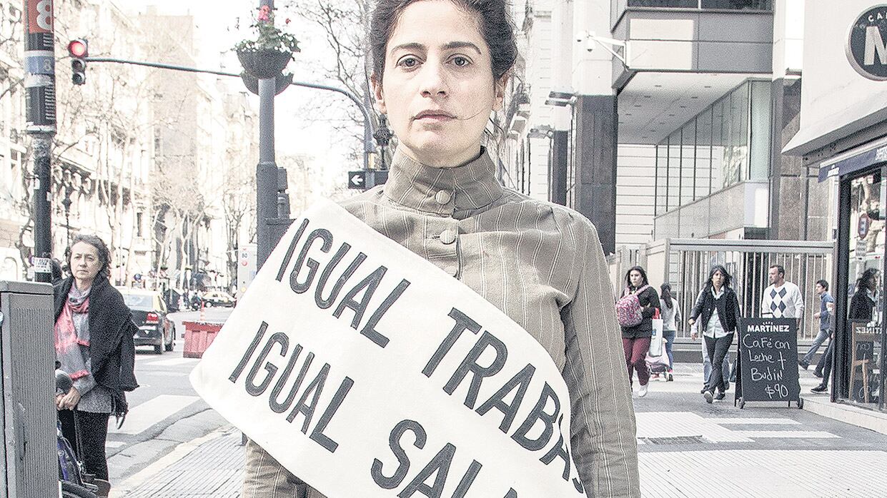 Muriel Santa Ana como Carolina Muzzilli en la Avenida de Mayo.