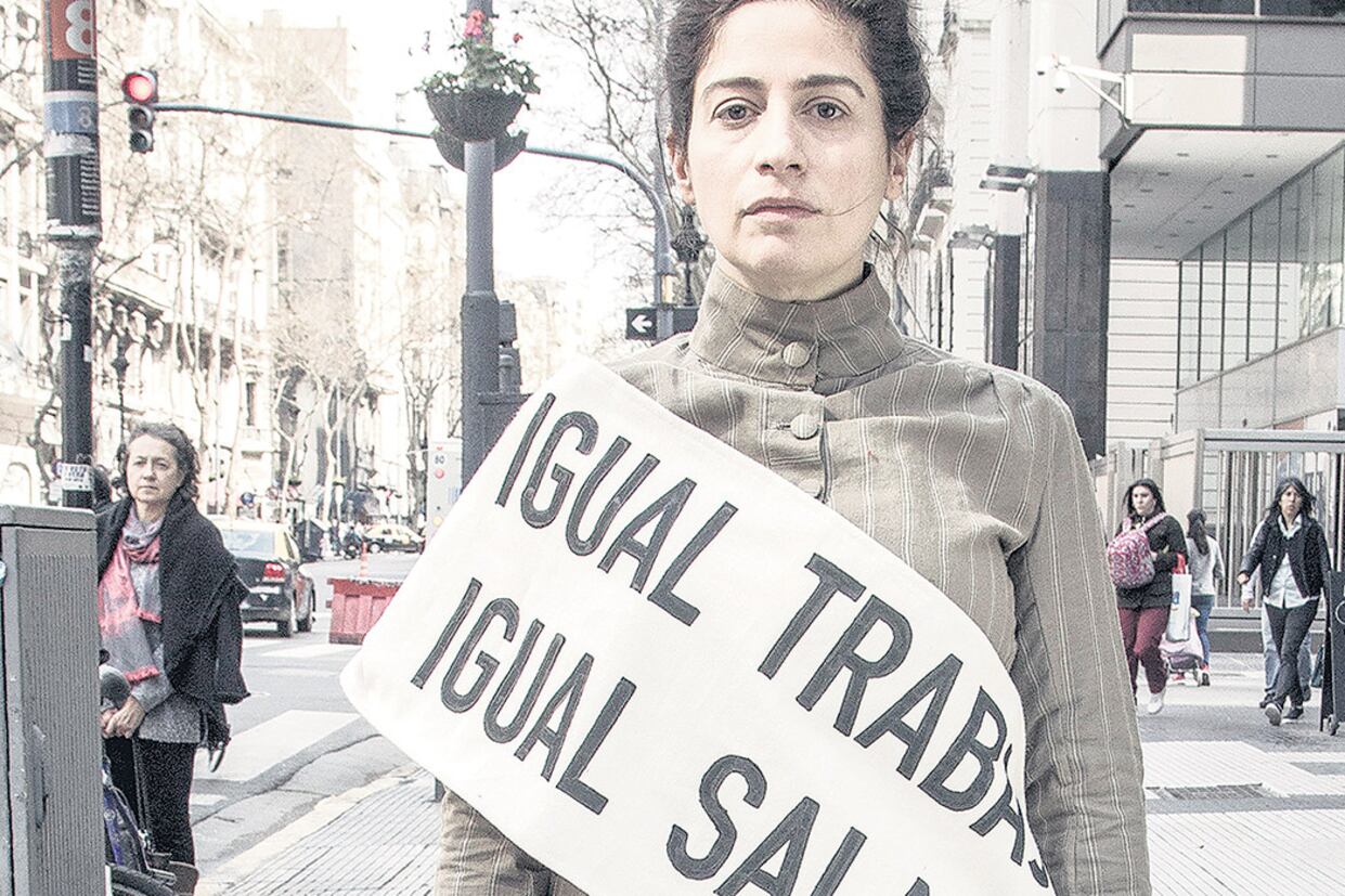 Muriel Santa Ana como Carolina Muzzilli en la Avenida de Mayo.