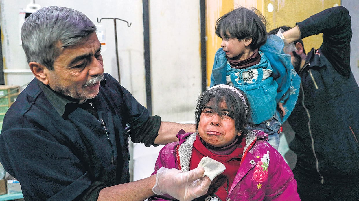 Los hospitales y centros de salud fueron los primeros objetivos de las bombas.