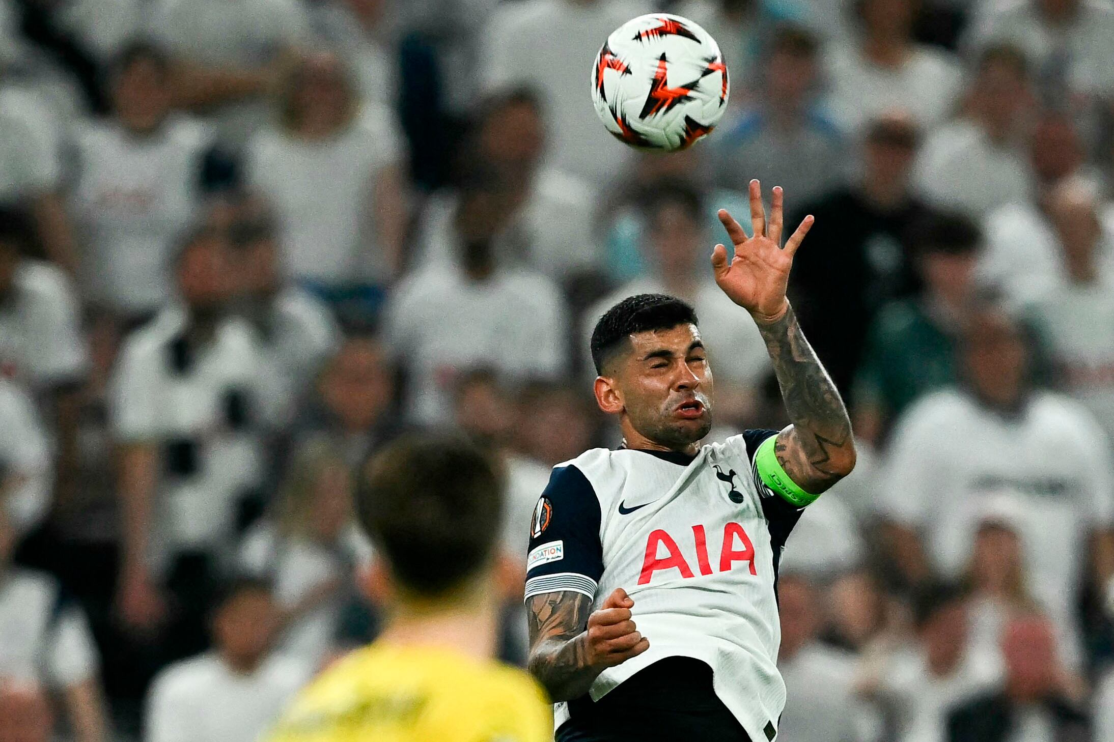 "Cuti" Romero despeja el balón de cabeza