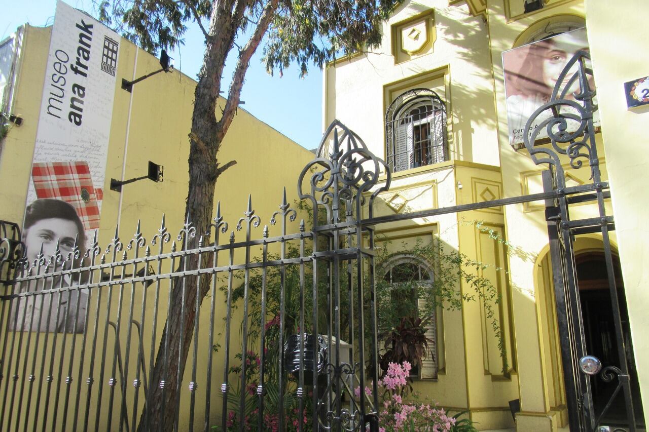 Los precandidatos a diputados nacionales del Frente de Todos Leandro Santoro y Gisela Marziotta concurrirán este lunes a la Casa Ana Frank.