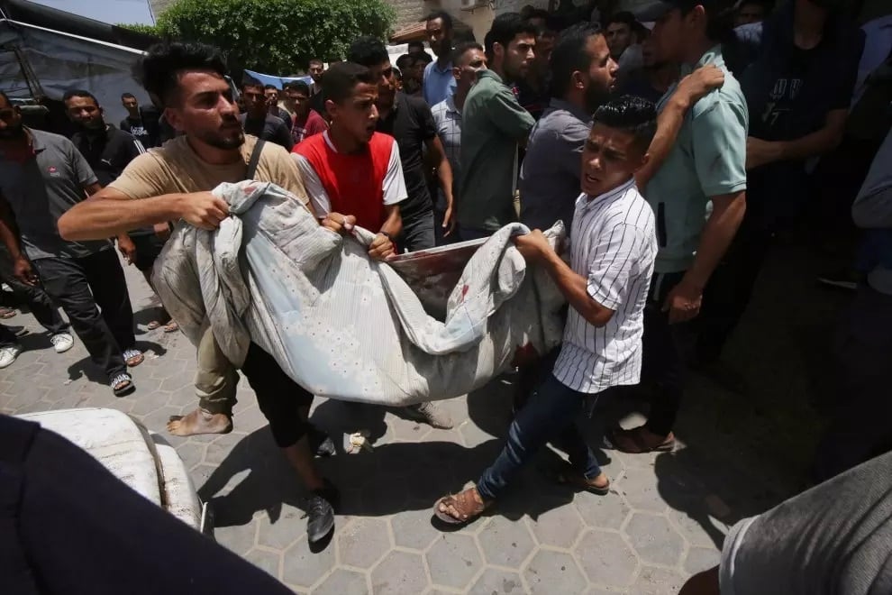 Palestinos llevan el cuerpo de una persona al hospital Al-Aqsa Martyrs, tras los ataques israelíes, a 8 de junio de 2024.