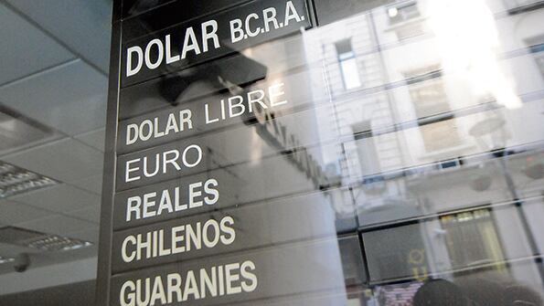 El dólar cerró en 38,71 pesos, pero en el mercado preocupa el riesgo país a 745 puntos.