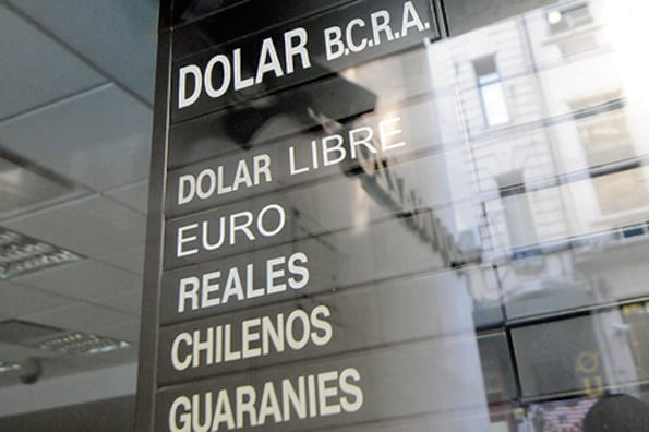 El dólar cerró en 38,71 pesos, pero en el mercado preocupa el riesgo país a 745 puntos.