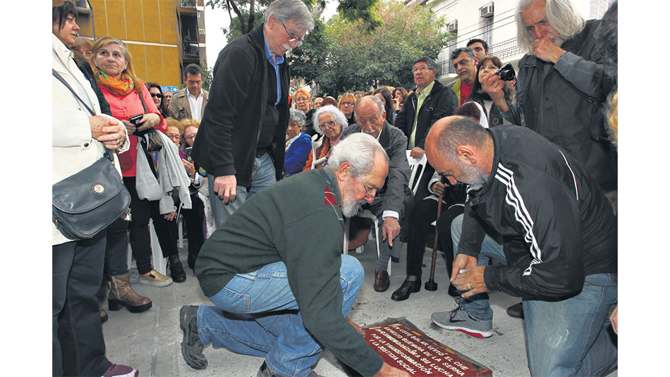 En junio, un grupo de militantes y vecinos colocaron una baldosa en la esquina de Aráoz y Mansilla.