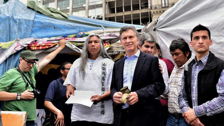 Macri, y detrás Marcos Peña, junto a Félix Díaz en el acampe qom, durante la campaña de 2015.