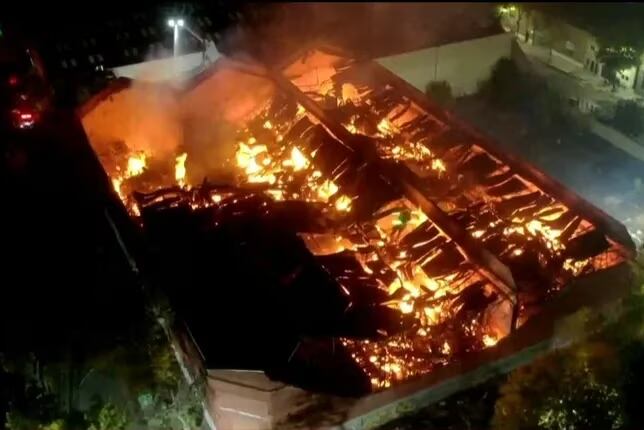 Se retiró "a todo el personal del interior del depósito ante peligro de derrumbe". (Foto: Captura de pantalla)