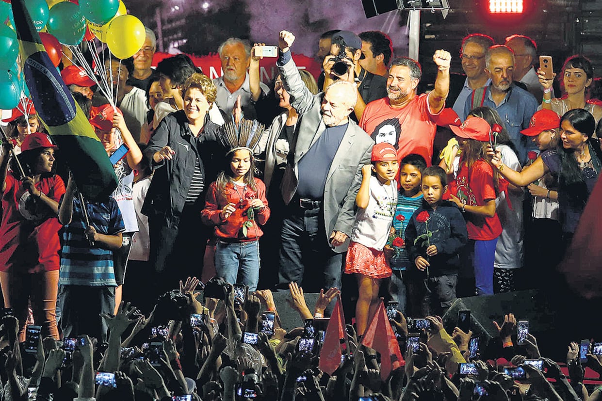 Lula saluda rodeado de seguidores durante un acto de campaña en Curitiba.