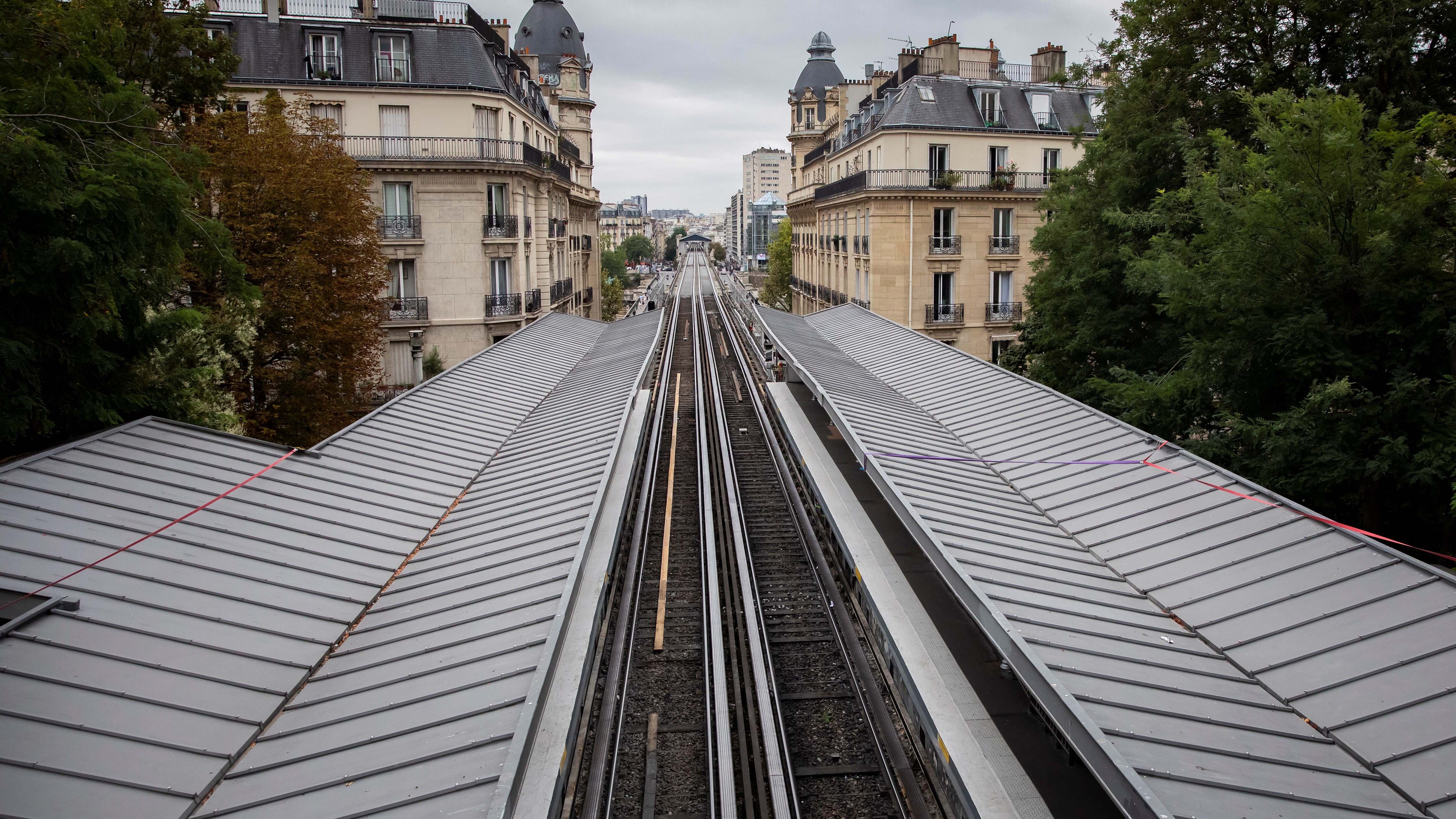 Vista de una estación de metro vacía en Paris durante el paro.