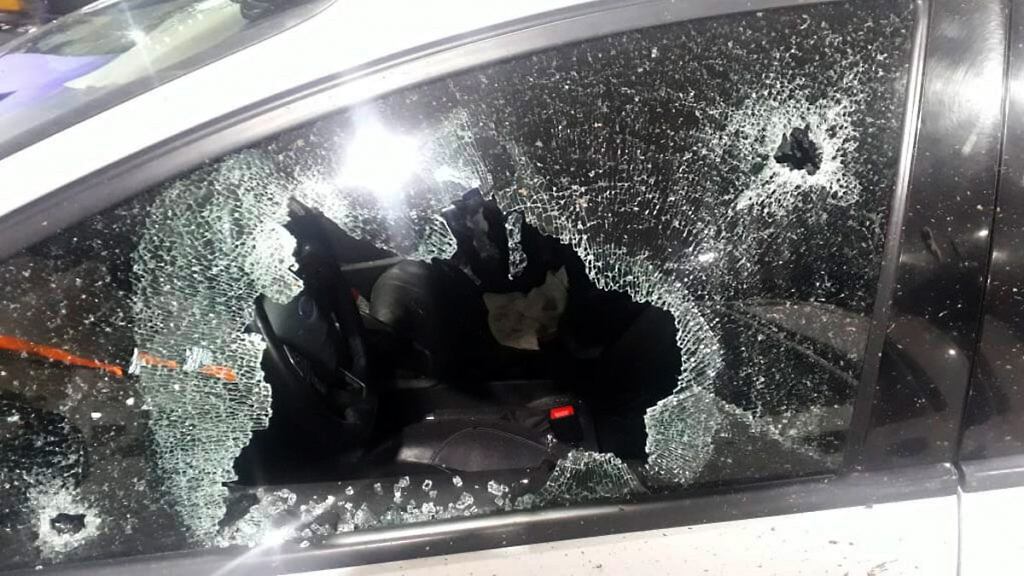 El auto fue baleado por la izquierda, el comisario herido por la derecha.